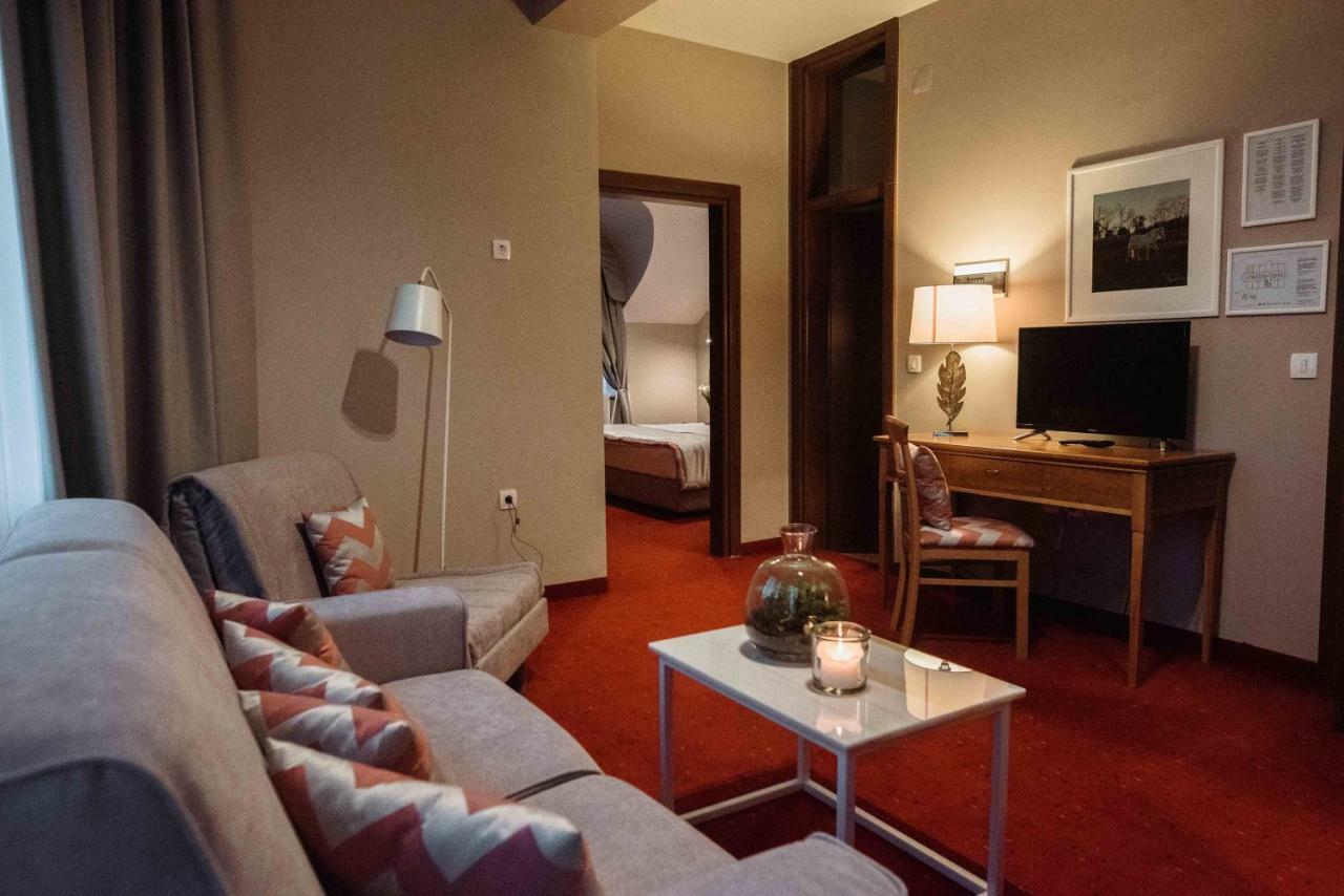 Hotel Ðakovo Eksteriør bilde